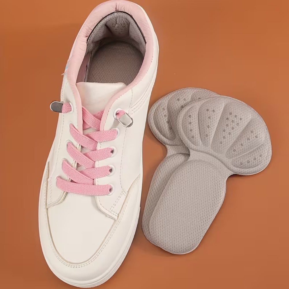 Cuscinetti salvatacco beige accanto a una sneaker