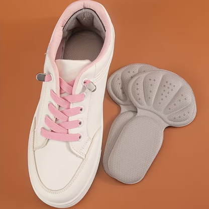 Cuscinetti salvatacco beige accanto a una sneaker