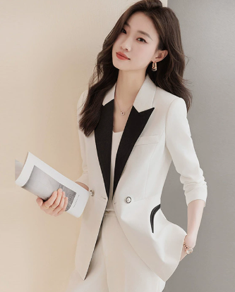 Blazer Bianco Da Donna Con Revers Nero E Chiusura A Bottone, immagine 1