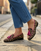 Mocassino Fiamma — Leopardo con Profili e Nappine Fucsia