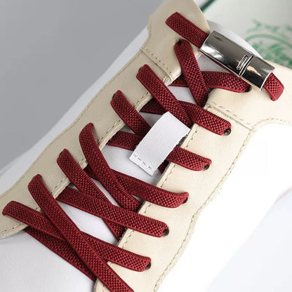 Lacci elastici magnetici rosso applicati a una sneaker