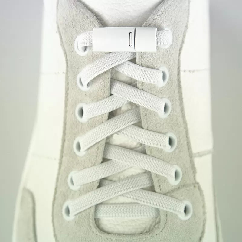 Lacci elastici magnetici bianco applicati a una sneaker