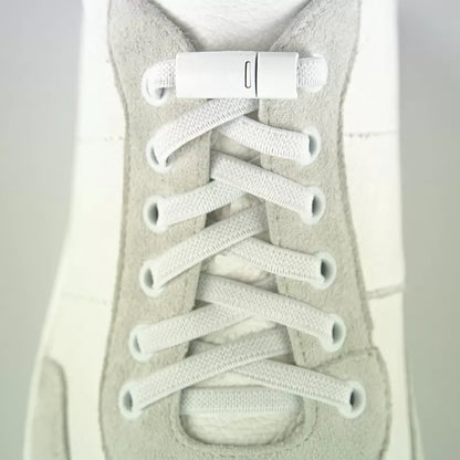 Lacci elastici magnetici bianco applicati a una sneaker